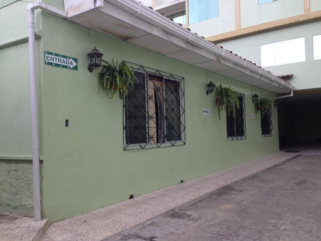 Hostal Los Lirios Loja Zewnętrze zdjęcie